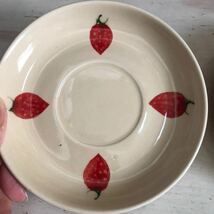 レトロ　いちご柄のソーサー プレート　小皿2枚　陶器　かわいいストロベリー　ソーサー_画像3