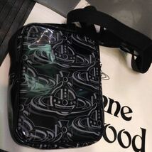 送料込●新品●Vivienne Westwood 縦型ミニショルダーバッグ 塩ビ×牛革 黒オーブ柄 総柄ボディバッグ ヴィヴィアンウエストウッド ビビ_画像5