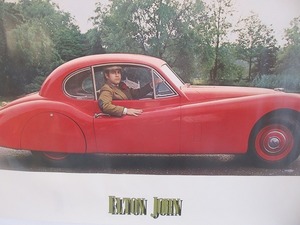 2006MK●ポスター「エルトン・ジョン Elton John」赤い車/茶ジャケット/ハンチング●B2サイズ