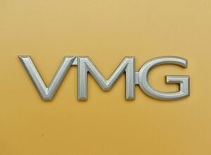 スバル レヴォーグ LEVORG VMG Handmade Emblem オリジナル 手作りエンブレム (シルバーメタリック)