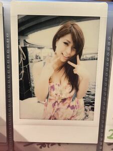 岡田真由香　チェキ　ダブルピース