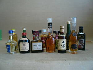 ●古酒●ミニチュアボトル色々１３本！サントリーウイスキー山崎、ローヤル12年物　他　Suntory・CAMUS・NIKKA　未開封