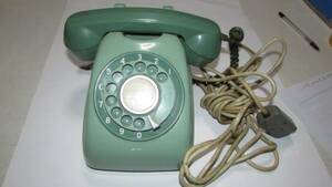 （古くてレトロなダイヤル式緑色電話機）６００－Ａ２