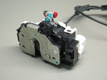 ◎フィアット500 1.2 POP (ABA-31212) 2012年式 純正 運転席側 集中ドアロック アクチュエーター インナーハンドル キャッチ 210912AR1351_画像2