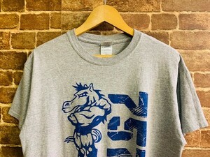 ★表記M！90'sコルツ.両面プリント.GILDAN.馬.ユーズドキャラクターTシャツ.USA古着.アメカジカレッジ.灰色.90年代ヴィンテージスタイル