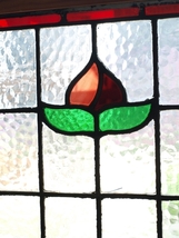 ■アンティークステンドグラス23338 赤色のつぼみ ゆらゆらガラス 花柄 英国 イギリス 窓 ドア 建具にも■_画像3