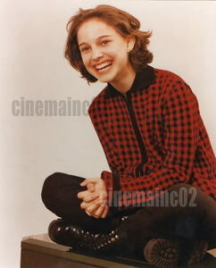ナタリー・ポートマン/赤いチェックのセーターを着た笑顔写真