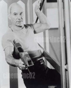 映画『スタートレック 叛乱』銃を構えるピカード艦長(パトリック・スチュワート)の白黒写真