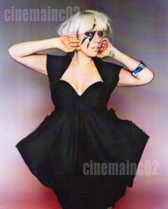 レディー・ガガ Lady Gaga/両手を頬にあてる膝上写真
