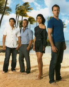 海外ドラマ『HAWAII FIVE-0/ハワイ5-0』浜辺のキャスト4人写真/アレックス・オローリン、スコット・カーン、グレイス・パーク