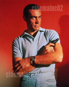 ショーン・コネリー/『007ドクター・ノオ』銃持つボンドの写真/背景赤