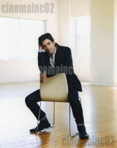 海外ドラマ『ホワイトカラー知的犯罪ファイル』椅子を逆に座るニール(マット・ボマー)の写真