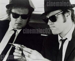 映画『ブルース・ブラザーズ』車の中の2人の写真/ジョン・ベルーシ、ダン・エイクロイド