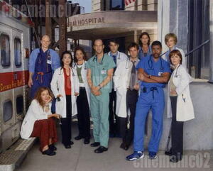 海外ドラマ『ER 緊急救命室』出入口前の中期キャスト11人の写真