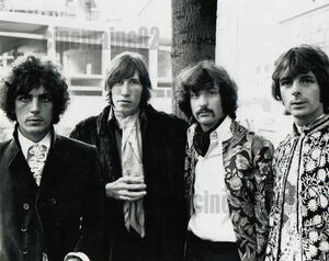 ピンク・フロイド Pink Floyd/木の前の4人の白黒写真