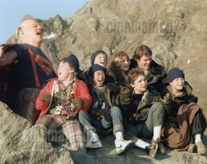 『グーニーズ』崖に座る8人の写真/コリー・フェルドマン、ショーン・アスティン、キー・ホイ・クァン、ジェフ・コーエン