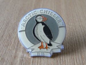  old pin badge : ARCTIC CHILLER wild bird bird bird animal pin z#U