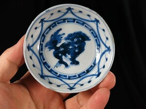 B　獅子文染付杯　明清時代　中国　磁器　焼き物　古玩　虫食い