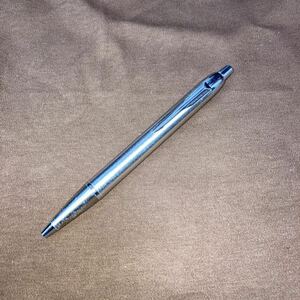 PARKER シルバー色ボールペン　新品替え芯付き定価800円　ワンランク上のボールペンで商談や契約　新年度へ。