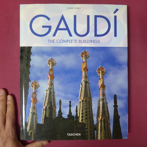 θ4洋書【ガウディ-コンプリートビルディング：Gaudi. The Complete Buildings】 @4