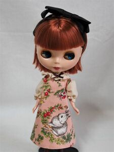 ハンドメイド◆ネオブライス/リカちゃんサイズお洋服ワンピース/人形/アウトフィット/衣装/ラッフル襟/うさぎ柄/ウサギ柄/ドール/レトロ