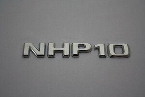 送料込み　取り付け例あり　ベンツ風 トヨタアクア型式エンブレム NHP10　アルファーベット