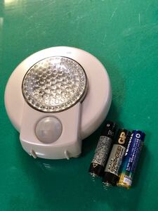 オーム電機 センサー付3LEDライト SR-303 乾電池式 フットライト 足元灯 LEDセンサーライト 非常灯 人感明暗センサー 白色3LED