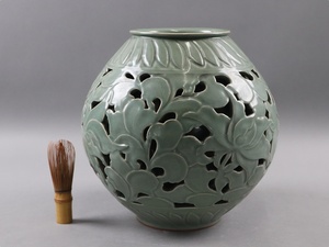 朝鮮美術 作家物 高麗青磁 陽刻透細工 花瓶 高26,6cm 壷 在銘 細密細工 古美術品[a1044]