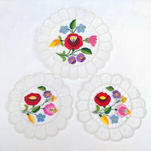 Art hand Auction Lace vase mat, 3 pieces, embroidered floral pattern, diameter: large approx. 20cm, small approx. 16cm [3033], Handcraft, Handicrafts, sewing, embroidery, race