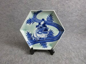  Imari селадон шестиугольник тарелка [B30293]. вода лошадь персона большая тарелка белый фарфор с синим рисунком диаметр 27cm старый . старый изобразительное искусство 