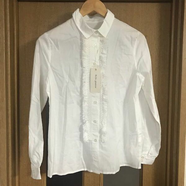新品　タグ付き　カジュアルシャツ　白　長袖　綿１００%　スペアボタン付き　Mサイズ