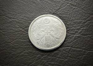 小型50銭銀貨 昭和3年　silver720　送料無料（14520）　 古銭 骨董　アンティーク　日本 貨幣　菊の紋章 お宝