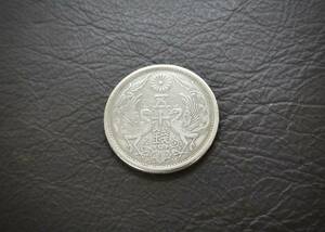 小型50銭銀貨 大正14年　silver720　送料無料（14605）　 古銭 骨董　アンティーク　日本 貨幣　菊の紋章 お宝