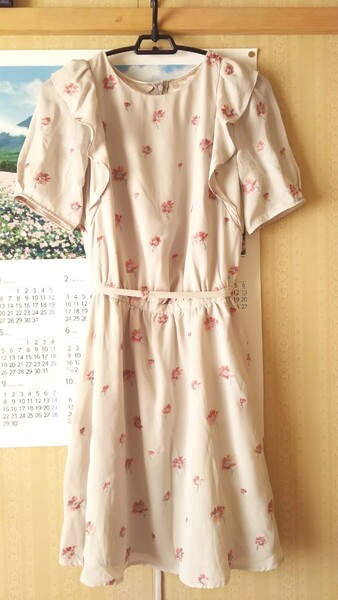 未使用☆ワンピース☆花柄☆刺繍 ☆Sベージュ系 スカート