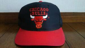 80s～90s製 ビンテージ シカゴブルズ スナップバックキャップ 帽子 黒赤 フリーサイズ NBA chicagobulls