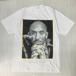 LA発 【M】 コービー KOBE アンダーグラウンド グラフィック ヘビーウェイト 半袖 Tシャツ 白 NBA レジェエンド ブラックマンバ HIPHOP