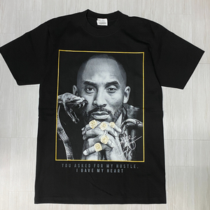 LA発 【XL】 コービー KOBE アンダーグラウンド グラフィック ヘビーウェイト 半袖 Tシャツ 黒 NBA レジェエンド ブラックマンバ HIPHOP