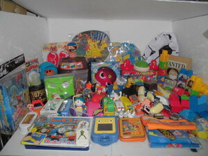 ■ジャンク 幼児 男の子 他 箱100サイズにいっぱい おもちゃ ゲーム ミニカー他 色々 大量 セット フィギュア 電車 ブロック グッズ