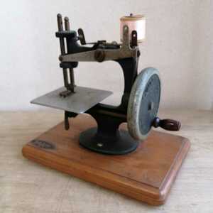  antique sewing machine hand turning small size sewing machine England GRAND rare objet d'art display sewing machine 