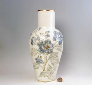 　　セーブル　=　豪華金彩・　Old　大　　壺　・　 = White＆Lt.Blue Deco＆Gold Deco 　貴重品です。