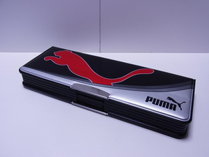 ■■【即決】未使用品　PUMA　マグネット 筆箱　ペンケース　ふでばこ　鉛筆削り付き　黒×赤×シルバー　KUTSUA　日本製