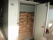 大型の米専用冷蔵庫で夏場は保管します