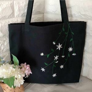 白の草花の手刺繍トートバッグ【ハンドメイド】