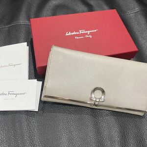 【Salvatore Ferragamo】フェラガモ シルバー ガンチーニ 長財布 箱付き