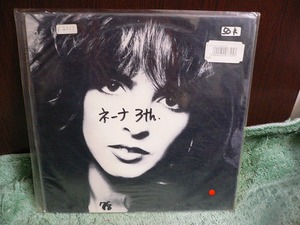 R21 LP ネーナ NENA FEUER UND FLAMME ポーランド製 CBS 26546 レンタル落ち? 歌詞付きレコード盤も入ります。1985年