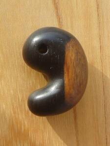 Art hand Auction Talla de madera original del expositor African Black Wood Magatama B Talla de madera, arte de talla de madera hecho a mano, Obra de arte, Escultura, objeto, otros