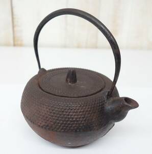 伝統工芸　工芸美術＊本場　南部鉄器　南部鉄 ＊鉄急須　鉄器　鉄製　 ＊霰文　あられ ＊三厳堂　銘　在銘＊古道具　古物　古美術　NANBU 