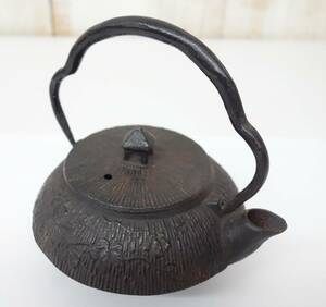 伝統工芸　工芸美術＊本場　南部鉄器　南部鉄 ＊鉄急須　鉄器　鉄製＊東屋摘　藁ぶき　葡萄ツル＊岩鋳　銘　在銘　IWACHU ＊古道具　NANBU 