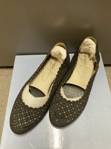 ★１回短時間着用のみUSED美品★キラキラスタッズとレース風のフェミニンなローヒールパンプス★大きめL★約24ｃｍ★ヒール約5ｍｍ★黒★