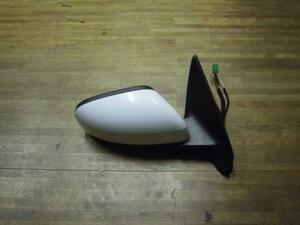 * Volvo V70 SB5244 latter term right door mirror *